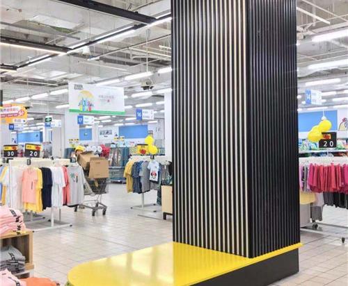超市服裝區(qū)模特展臺(tái)鋁單板